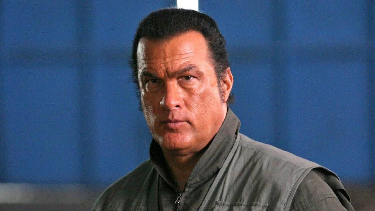 "Recibimos 450.000 llamadas de todo el mundo": Steven Seagal (74) está convencido de que él merecía el papel principal en este éxito de taquilla de Tom Cruise