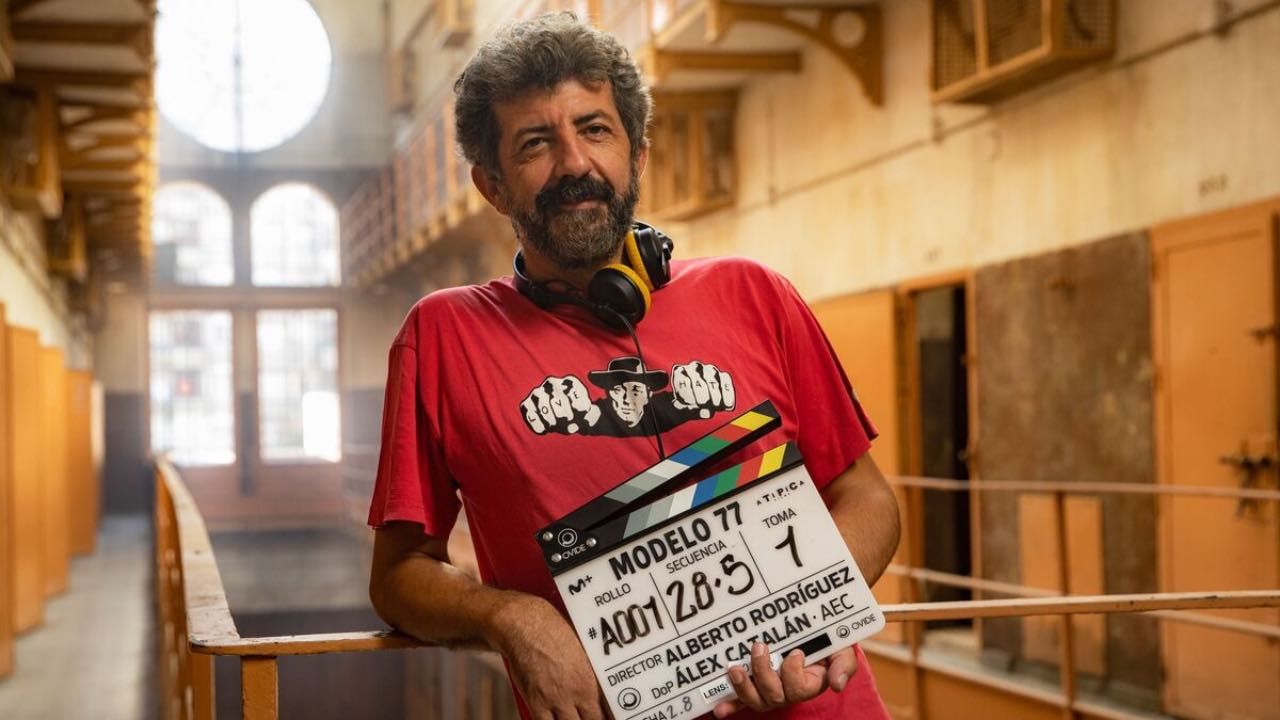 Alberto Rodríguez en el rodaje de 'Modelo 77'