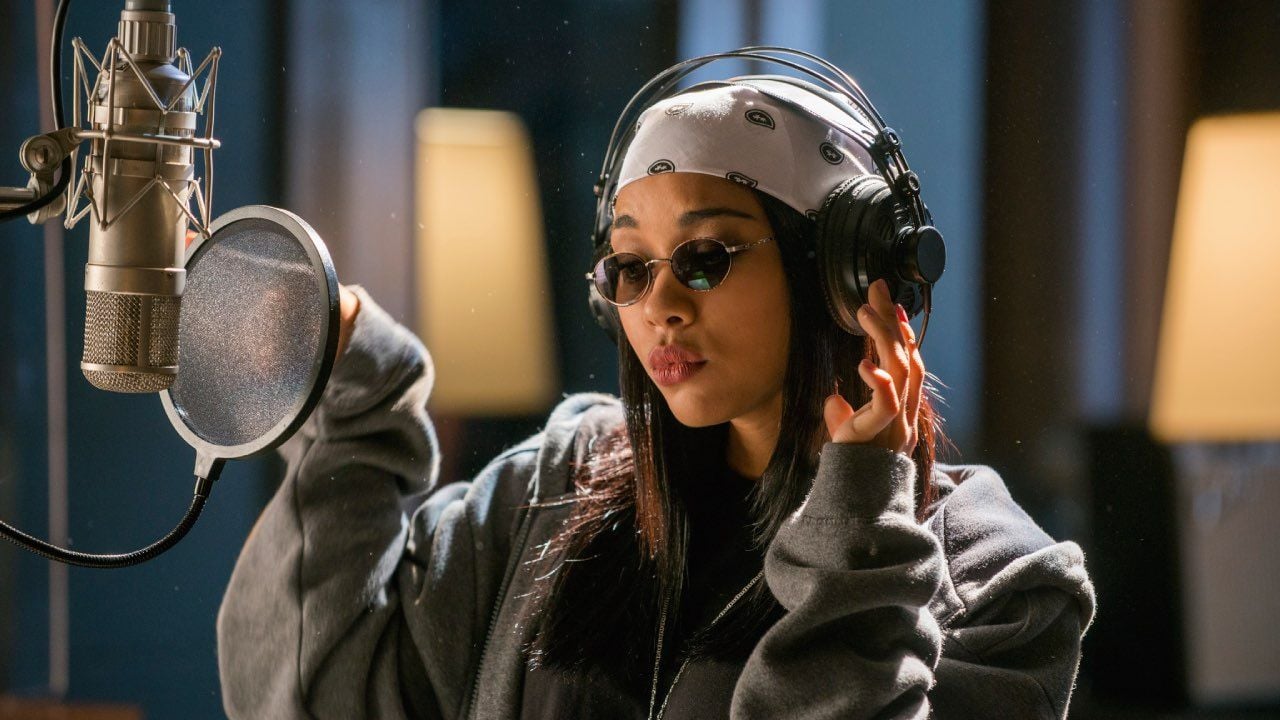 Alexandra Shipp como Aaliyah. 