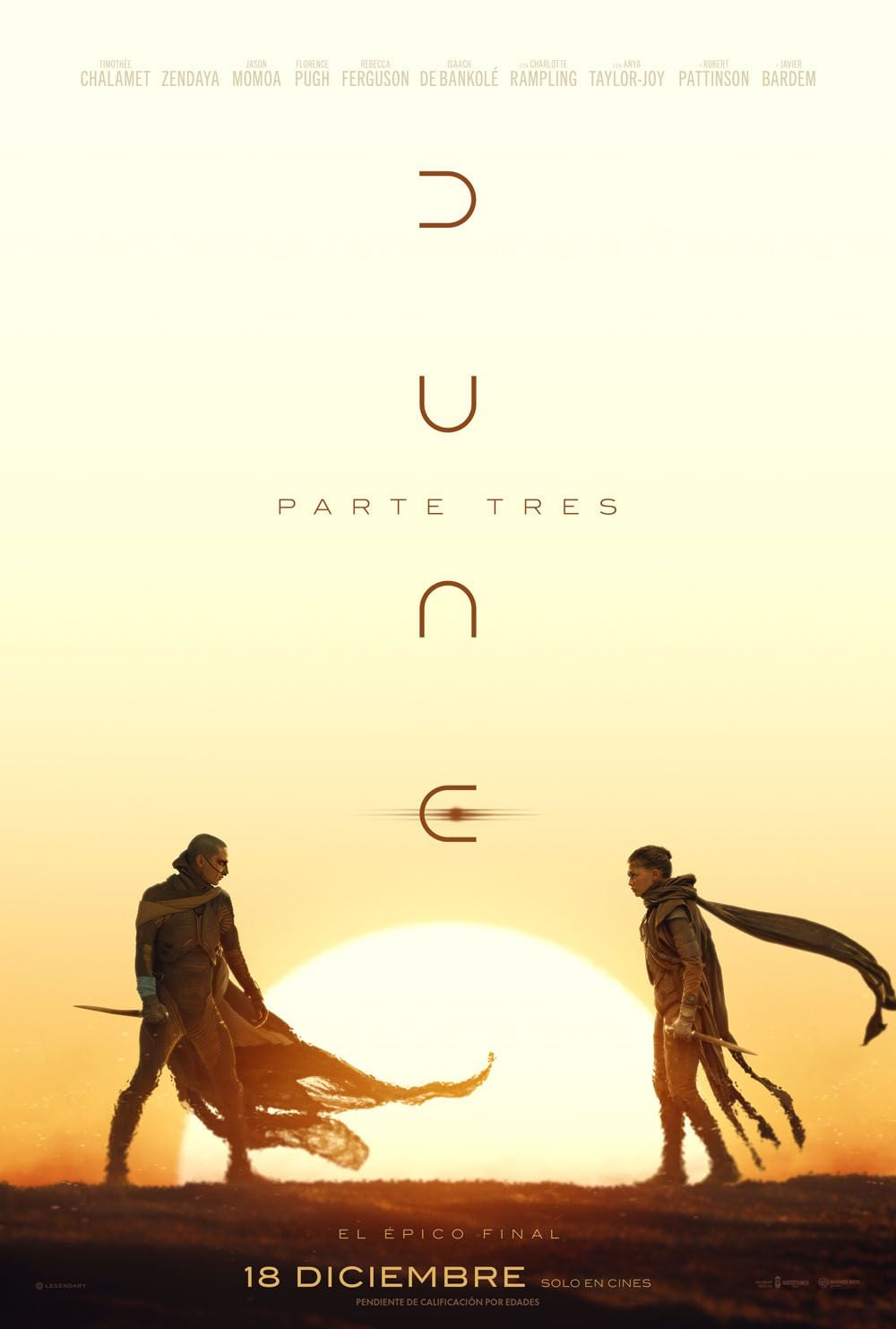 Timothée Chalamet como Paul Atreides en el desierto de Arrakis, mirando al horizonte en una escena dramática de Dune.