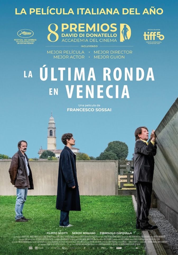Cartel de la película 'La última ronda en Venecia' con Filippo Scotti, Sergio Romano y Pierpaolo Capovilla en un coche durante un viaje por carretera