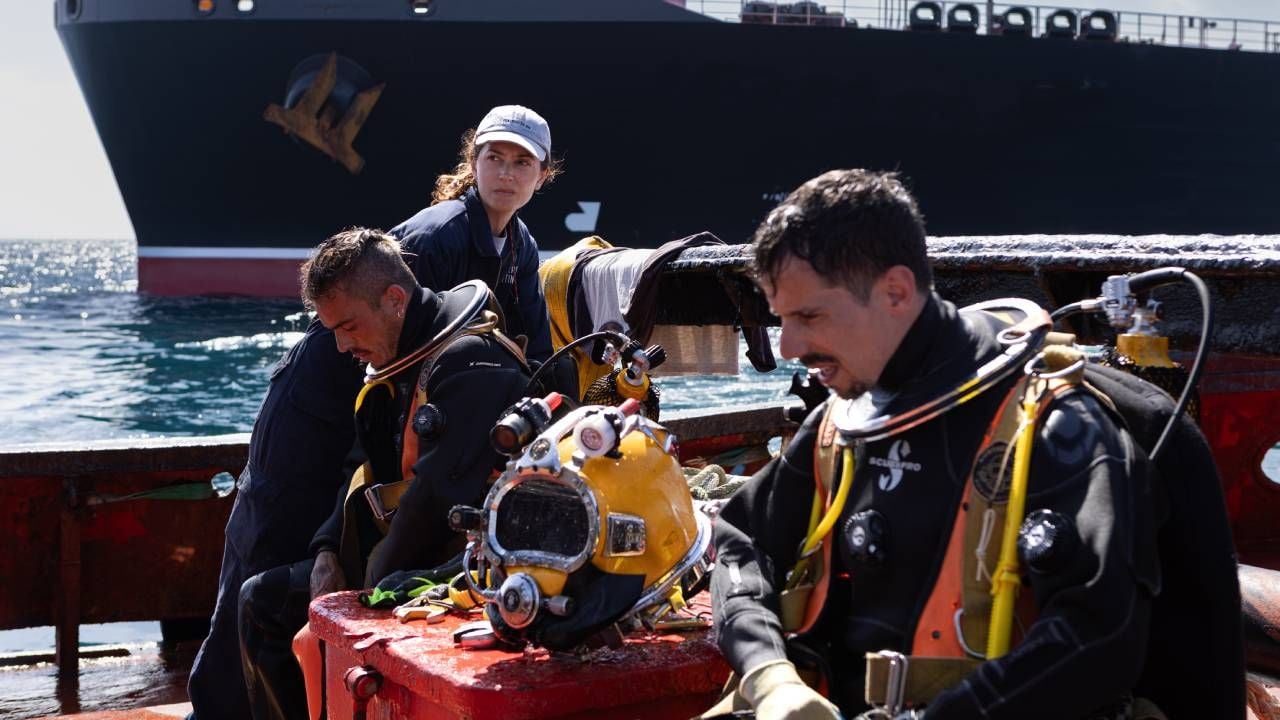 Bárbara Lennie en 'Los Tigres' junto a sus compañeros de reparto