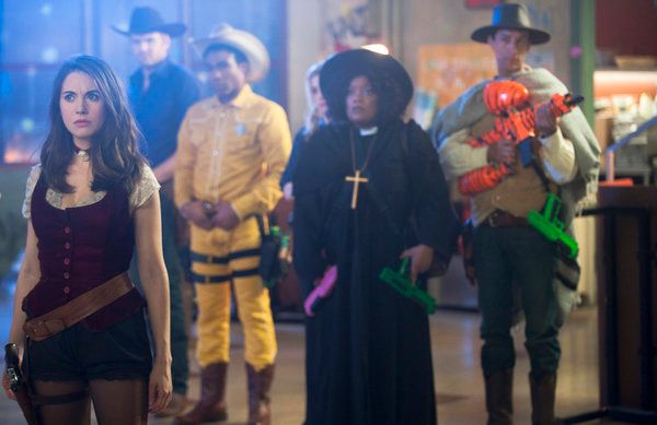 alison brie comunidad paintball