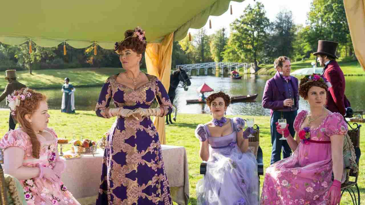 La fiebre por 'Los Bridgerton' continúa. La colección de ropa basada en su  vestuario se agota en minutos - Noticias de series - SensaCine.com