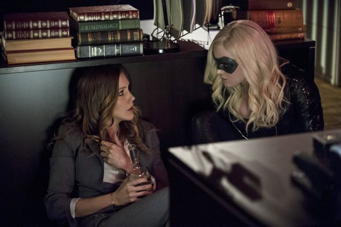 Arrow Foto Caity Lotz Katie Cassidy 717 Sobre Un Total De 1093 6370