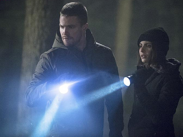 Arrow Foto Stephen Amell Willa Holland 614 Sobre Un Total De 1093 4015