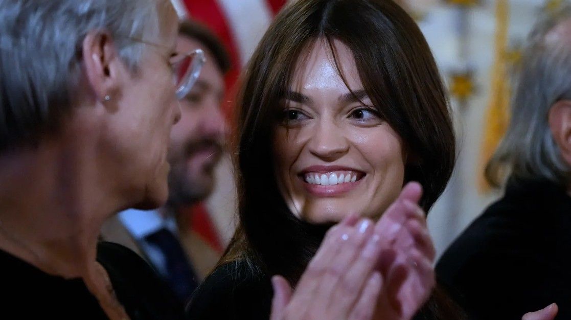 Ella McCay : Foto Emma Mackey, Jamie Lee Curtis