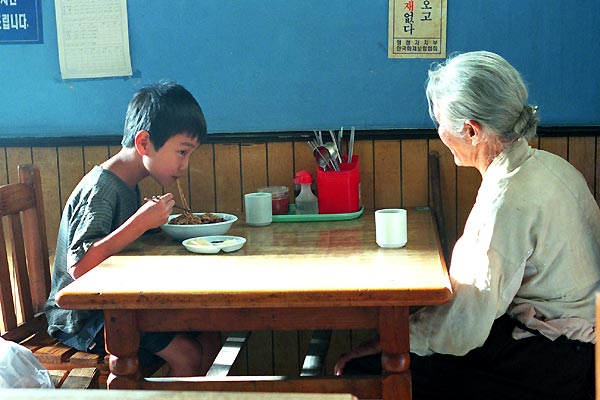 Sang Woo y su abuela (The Way Home) : Foto Lee Jung-hyang, Yoo Seung-ho
