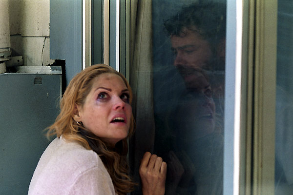 En la puerta de casa : Foto Chris Gorak, Mary McCormack