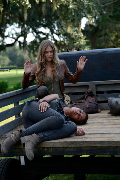 Revolution (2012) : Foto Tracy Spiridakos, Daniella Alonso