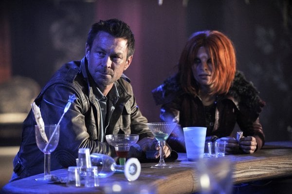 Defiance : Foto Stephanie Leonidas, Grant Bowler