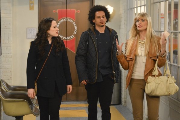 Dos chicas sin blanca : Foto Beth Behrs, Eric André, Kat Dennings