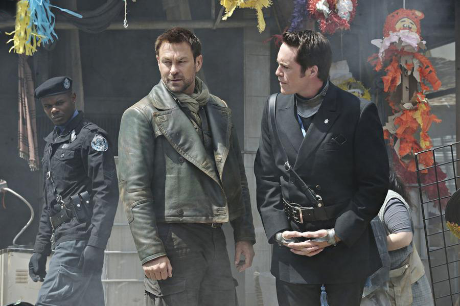 Defiance : Foto James Murray (VI), Grant Bowler