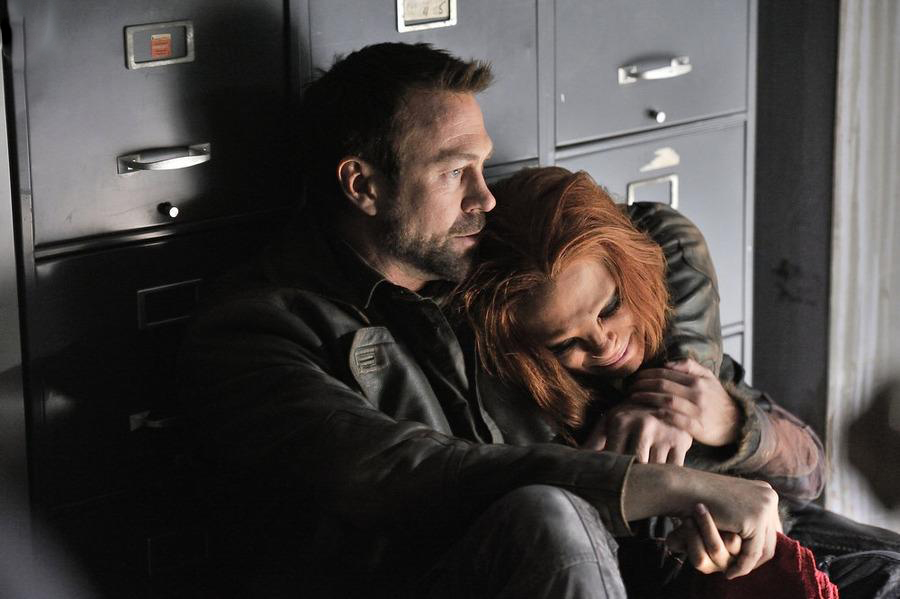 Defiance : Foto Stephanie Leonidas, Grant Bowler