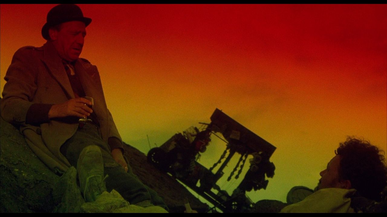 The bed-sitting room : Foto