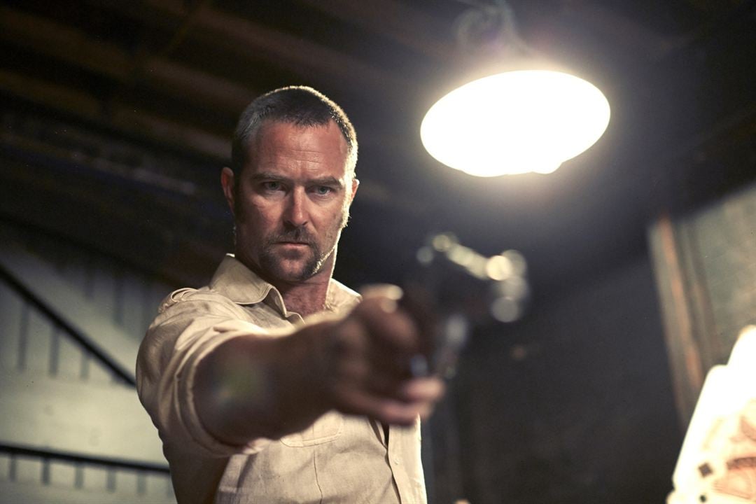 Foto Sullivan Stapleton