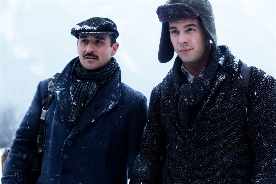 Palmeras en la nieve: Mario Casas, Alain Hernández