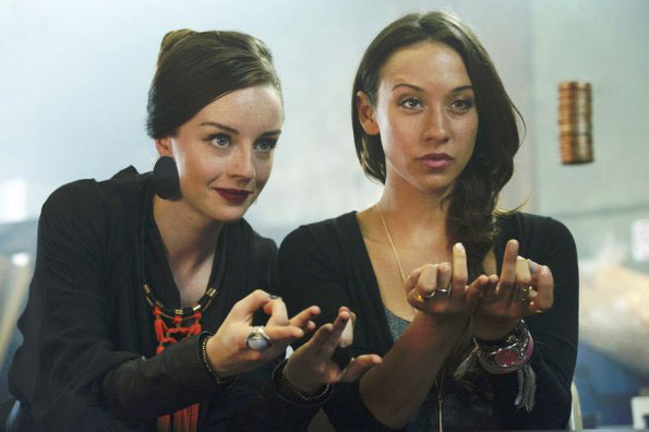 The Magicians : Foto Stella Maeve, Kacey Rohl