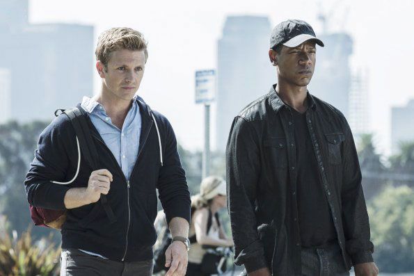 Colony : Foto Charlie Bewley, Tory Kittles