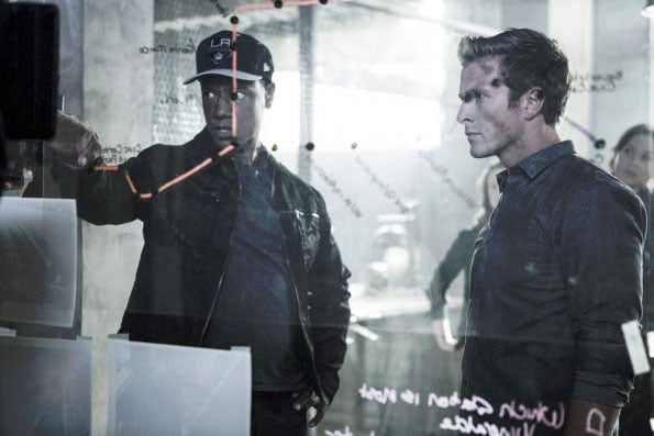 Colony : Foto Charlie Bewley, Tory Kittles