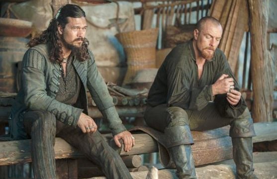 Black Sails : Foto Luke Arnold, Toby Stephens