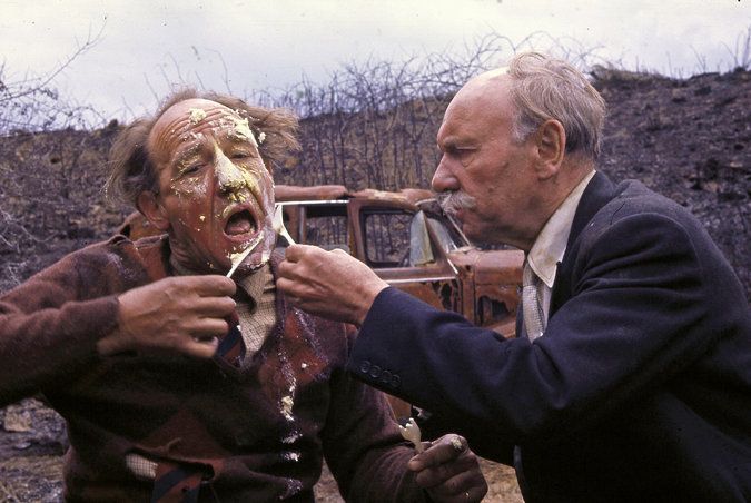 The bed-sitting room : Foto