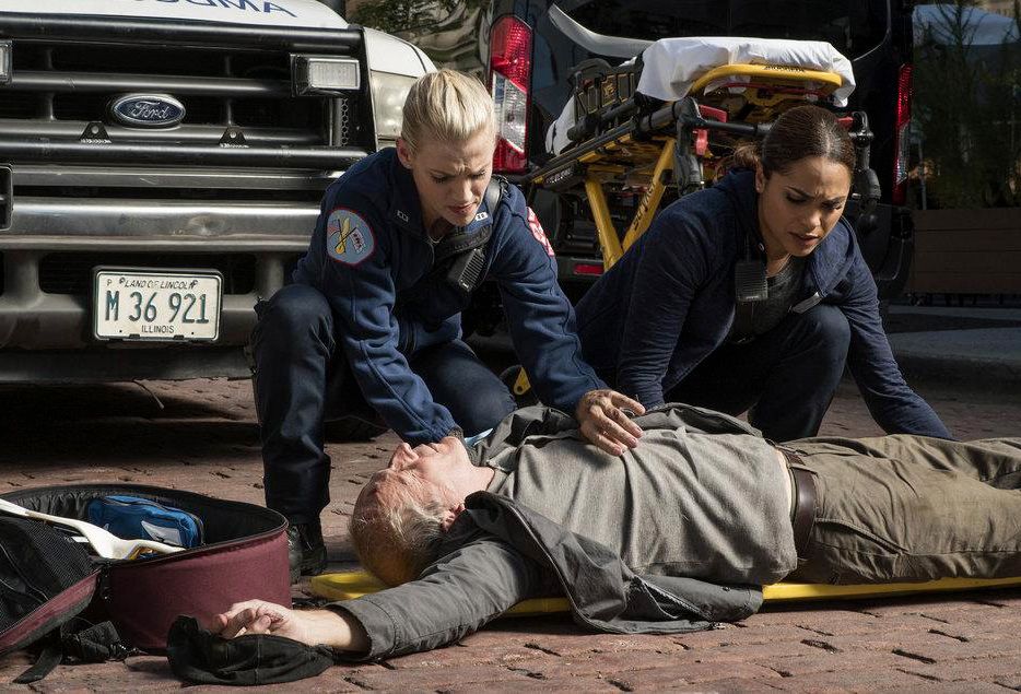 Chicago Fire : Foto Monica Raymund, Kara Killmer