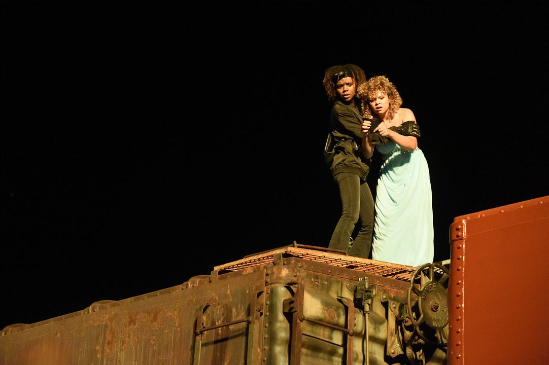 Deidra y Laney asaltan un tren : Foto Rachel Crow, Ashleigh Murray