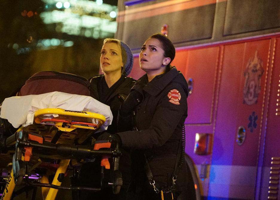 Chicago Fire : Foto Monica Raymund, Kara Killmer