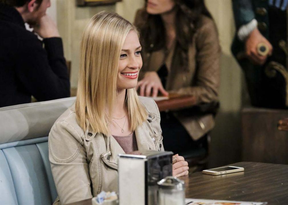 Dos chicas sin blanca : Foto Beth Behrs