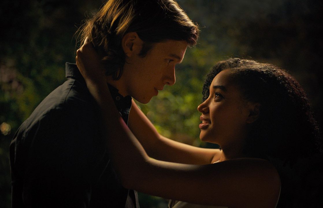 El amor lo es todo, todo : Foto Nick Robinson, Amandla Stenberg