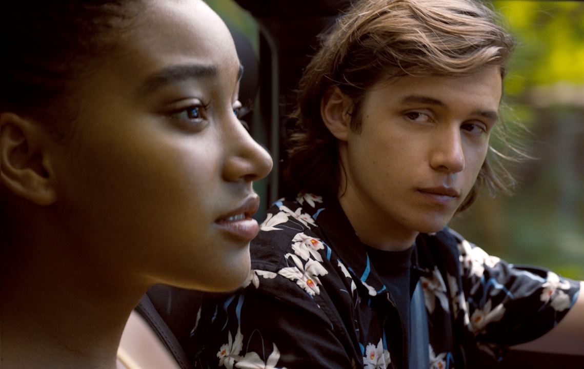 El amor lo es todo, todo : Foto Nick Robinson, Amandla Stenberg