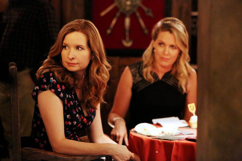 Playing House : Foto Jessica St. Clair, Lennon Parham