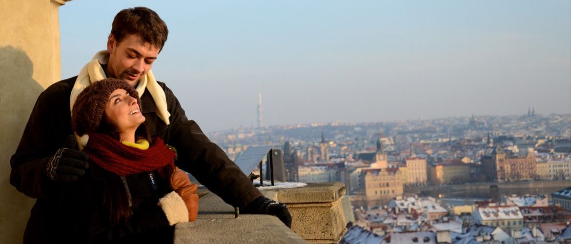 Milagro en Praga : Foto Pavel Kríz, Aislinn Derbez