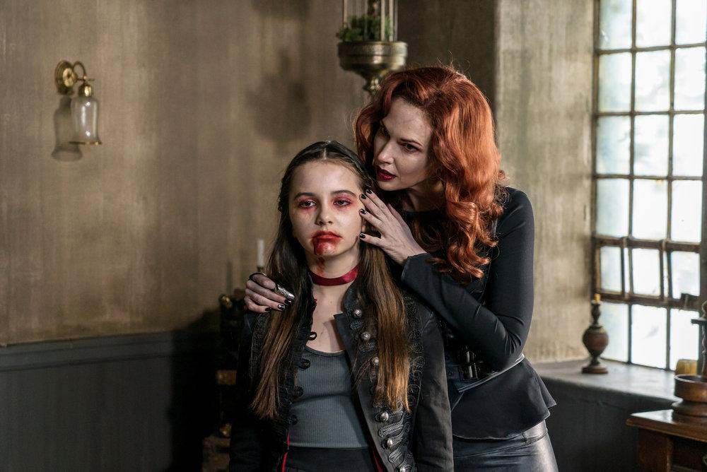 Van Helsing : Foto Hannah Cheramy, Laura Mennell