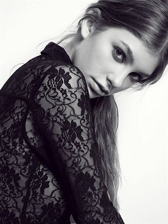 Cartel Camila Morrone