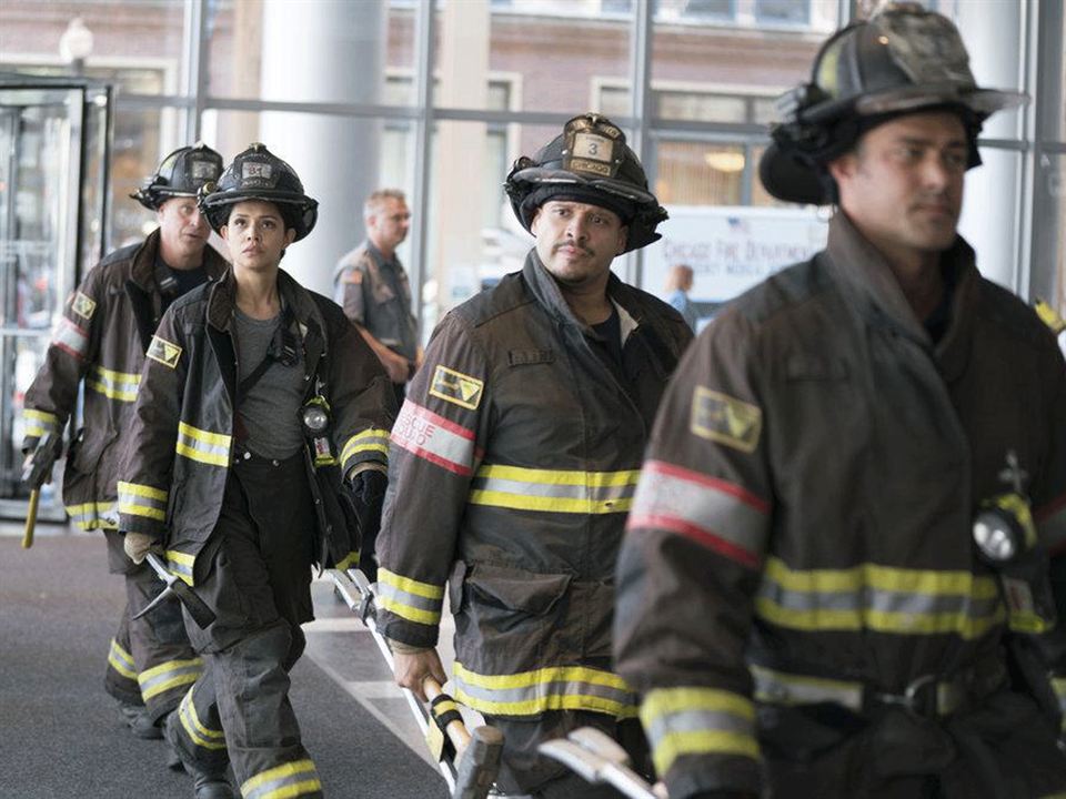 Chicago Fire : Foto Joe Minoso, Miranda Rae Mayo