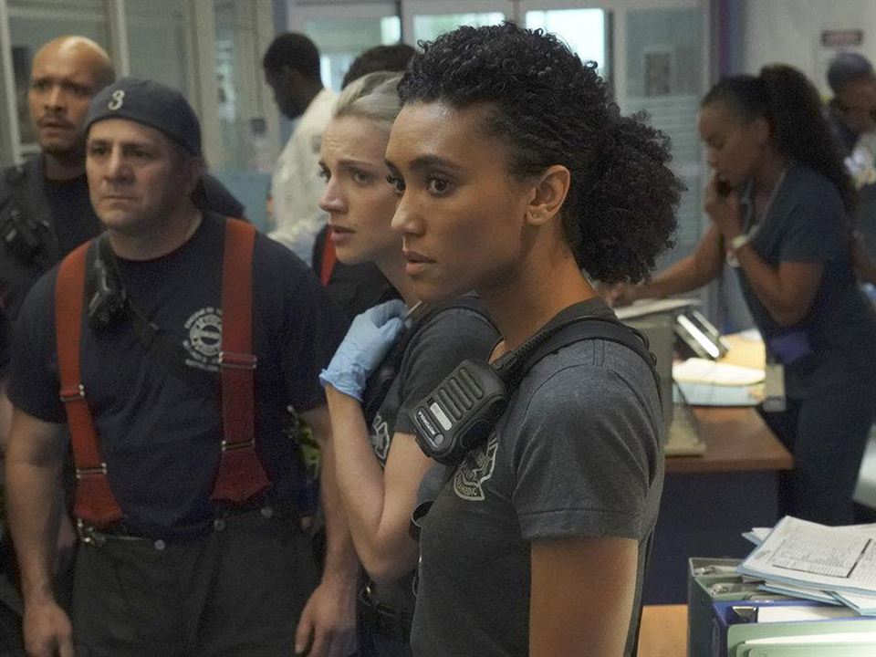 Chicago Fire : Foto Annie Ilonzeh, Joe Minoso, Kara Killmer