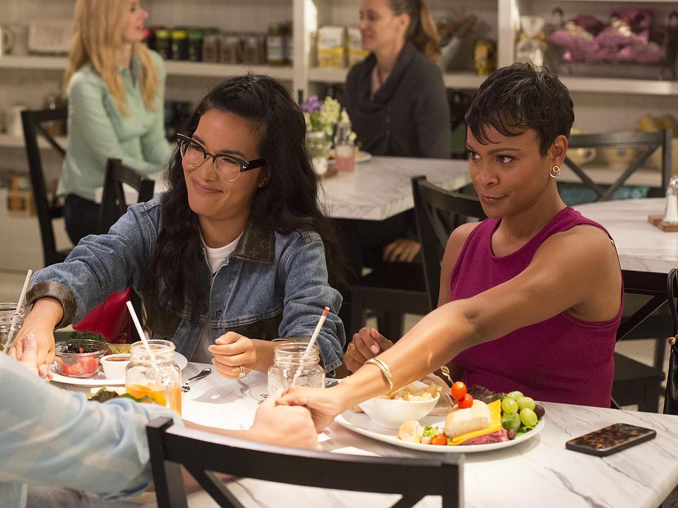 American Housewife (2016) : Foto Ali Wong, Carly Hughes