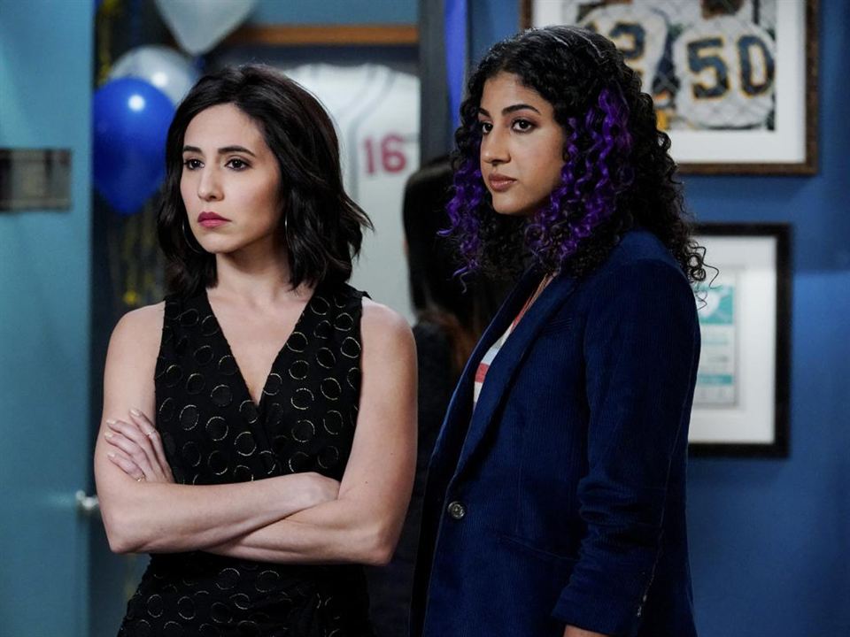 Crazy Ex-Girlfriend : Foto Vella Lovell