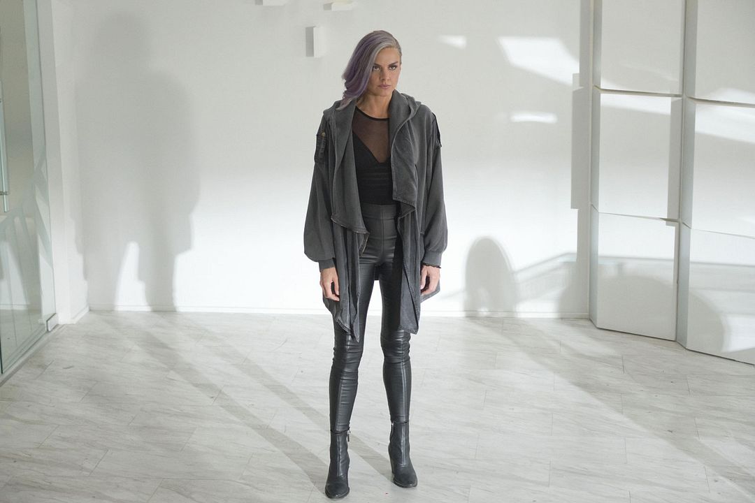 Future Man : Foto Eliza Coupe