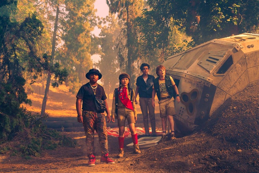 Campamento alienígena : Foto Benjamin Flores Jr., Jack Gore, Miya Cech, Alessio Scalzotto