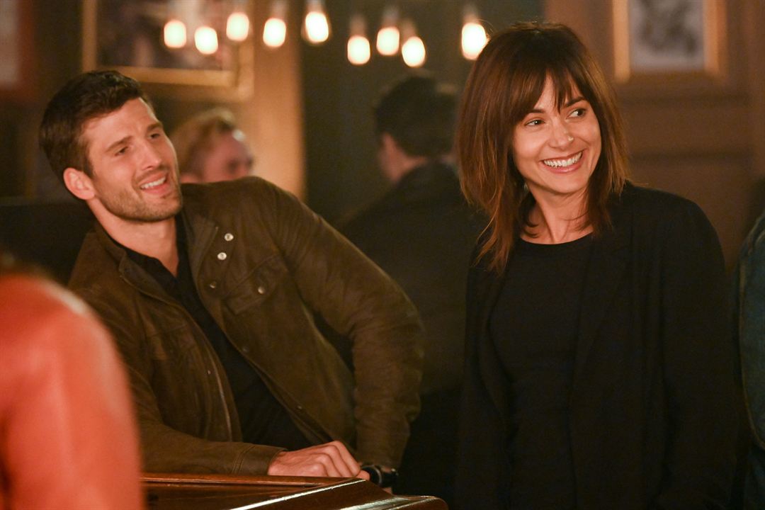 A Million Little Things : Foto Stephanie Szostak, Parker Young