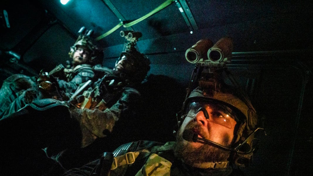 SEAL Team : Foto Neil Brown Jr., A.J. Buckley