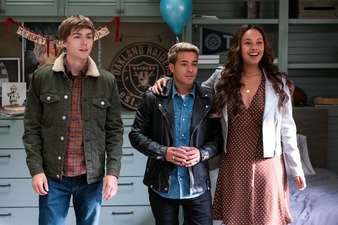 Por trece razones : Foto Alisha Boe, Christian Navarro, Miles Heizer