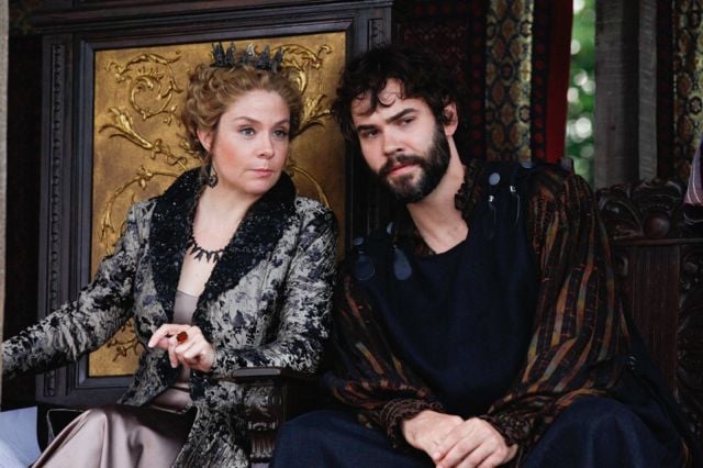 Reign : Foto Megan Follows, Rossif Sutherland