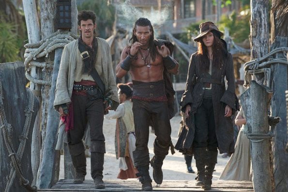 Foto Toby Schmitz, Zach McGowan, Clara Paget