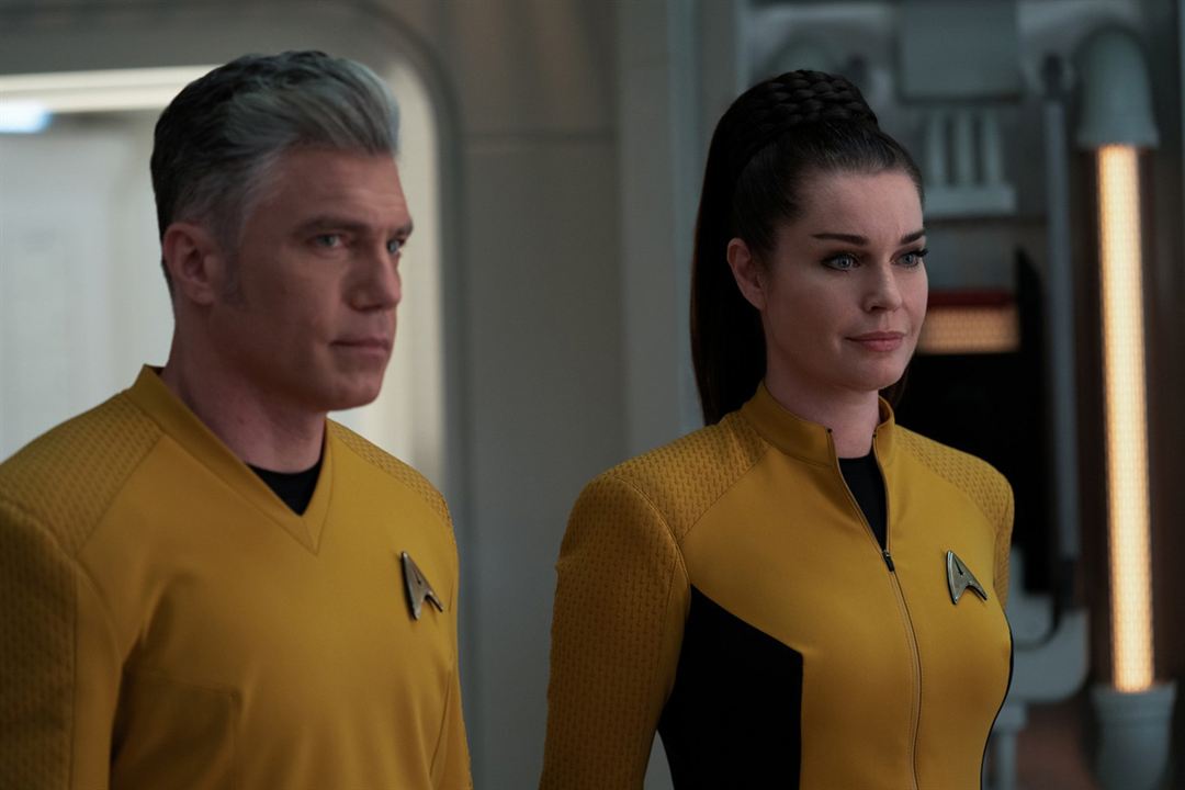 Star Trek: Strange New Worlds : Foto Rebecca Romijn, Anson Mount