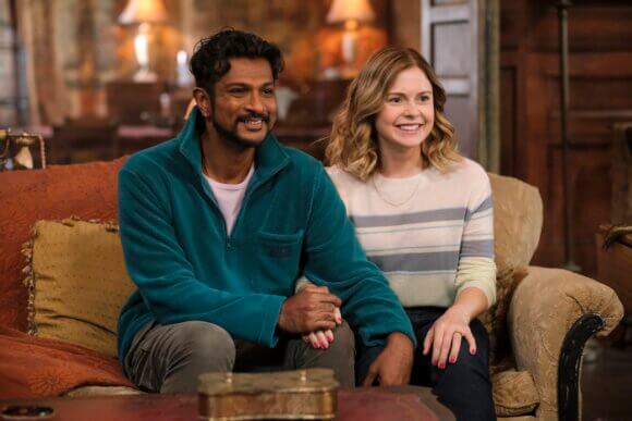 Ghosts : Foto Utkarsh Ambudkar, Rose McIver