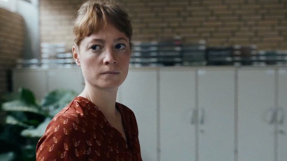 Carla Nowak interpretada por Leonie Besnesch sospechará de uno de sus alumnon en Sala De Profesores. ACONTRACORRIENTE FILMS